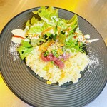 レストラン イチバリキ - こちらは大人気馬ーリック炒飯！添えられている野菜も一緒にどうぞ！