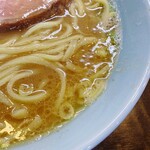 横浜家系ラーメン 作田家 - マイルドなバランスのスープ。