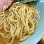 横浜家系ラーメン 作田家 - 大橋製麺多摩の麺はネッチリした食感。