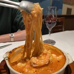 イタリア料理 モナリザン - 麺を持ち上げる