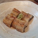 もつ焼 まるい - 2012.8 お通しに珍しく鰻白焼きが出てきました