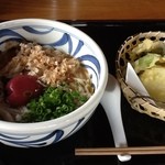 うどんや　わたしの道楽 - 梅を入れてもらったぶっかけうどん＋野菜のてんぷら盛り合わせ　800円