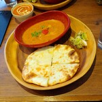 帆立とココナツのカレー（中辛）ビンダルではないと思うがココナツのまろやかさの中に酸味を感じるカレーだった。レモンかトマトが入っているのだろうか？帆立は大粒ではないが熱が入っても硬くならず柔らかい