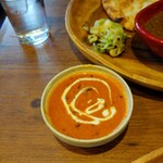 バターチキンカレー（甘口）プチカレーにも関わらず、ゴロッとした鶏肉が２個もい入ってラッキー気分。ヨーグルト系の発酵食品に漬け込んだのかわからないがとても柔らかい仕上がりだった。
