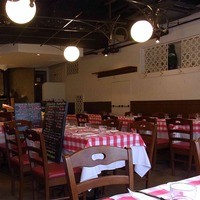 ビストロ グルマン - 赤と白のギンガムチェックが印象的な店内