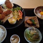 Totoya - 岩ガキフライとミニ刺身・煮魚御膳
                     2480円 ＋税→ 本日のお勧め価格 (忘れた)