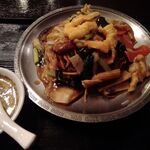 味の中華 羽衣 - 五目肉野菜のあんかけかた焼きそば（什錦炸麺）