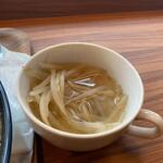 カフェ オットー モモチハマ - カレーにはスープがセットになってました、この日のスープはもやしとキノコのスープでした。