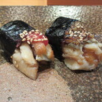 天寿し - 穴子、女性は食べやすいように二つ、サービスで二つの味