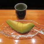 天寿し - 定番でデザートのマスクメロンと最後はお茶を変えて煎茶