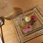 SETOUCHI 檸檬食堂 神田店 - 瀬戸内産鮮魚のカルパッチョハーフの半分とレモンロックスの水割り