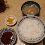 矢乃矢 - 矢乃矢特製へれカツ定食(味噌汁、漬物、ご飯、ソース）