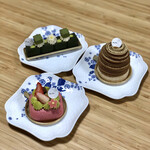Shinfula - 左奥から濃茶ガトーショコラ(610円)、ラズベリーピスタチオ(605円)、モンブラン(648円)