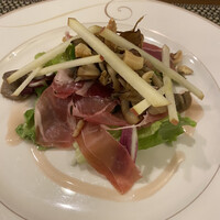 バーデンバーデン - 生ハムとリンゴのサラダ