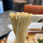 らあめん花月嵐 - 国産小麦100%のモチモチ麺（「しょうゆらぁ麺 飯田商店」）