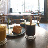 Snapdragon Coffee & Social Club - ドリンク写真:レギュラーブラックコーヒー2.6ドル、友人の頼んだクロワッサンとターメリックラテ。