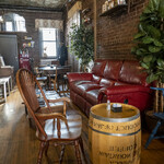 Snapdragon Coffee & Social Club - 店内風景（１階）。