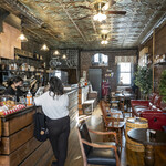 Snapdragon Coffee & Social Club - 店内風景（１階）。入り口部分から奥を望む。