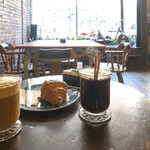 Snapdragon Coffee & Social Club - ドリンク写真:レギュラーブラックコーヒー2.6ドル、友人の頼んだクロワッサンとターメリックラテ。