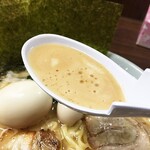 横浜家系ラーメン 魂心家 - スープはトロ〜っとした濃厚スープ。思ったよりマイルドタイプです。