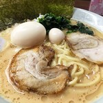 横浜家系ラーメン 魂心家 - チャーシュー2枚、味玉、うずら卵、ほうれん草、海苔3枚という内容です。