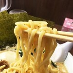 横浜家系ラーメン 魂心家 - 麺は中太ストレート麺。食べ応えがある麺です。