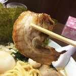 横浜家系ラーメン 魂心家 - チャーシューはバラ肉。炙ってありますな。2枚入りとは嬉しい。