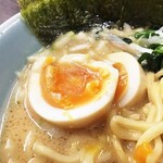 横浜家系ラーメン 魂心家 - 味玉は黄身が半熟状態でよろしい。スープと絡めて食べると美味しい♪