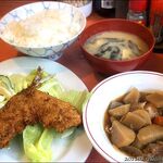 日の出食堂 - 日替わり定食(アジフライ、里芋煮、ライス、味噌汁)