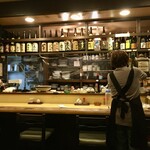 うまい料理こだわり焼酎　瑞穂 - カウンターの様子。