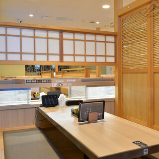 ゆったり座れる小上がり席もご用意。