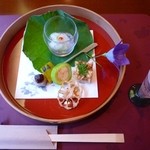 食前酒：桃のワイン、前菜：葛牡丹　鱧寿し　白瓜蟹印籠　南瓜小芋青串刺し　蓮根煎餅