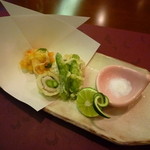 熱海荘 - 揚物：海老・新銀杏・玉蜀黍の掻揚　穴子アスパラ巻　獅子唐　岩塩