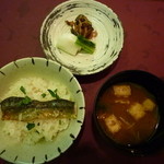 熱海荘 - 食事：鮎の炊込み御飯　蓼の葉　生姜　香ノ物：福神漬　蕪　止椀：合せ味噌仕立て　揚げ豆腐　榎茸　青味