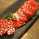 炭火焼肉 日本橋イタダキ - 神戸牛ロースと極上赤身希少部位