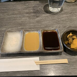 とんかつ 大喜 - ソースと漬物