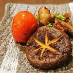 Japanese Restaurant DORAYA - A4和牛サイコロステーキ、原木椎茸炙り焼き、ミニトマト