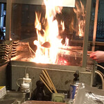 居酒家 くらと - 藁焼き中、これで香ばしく、より美味しくなります。