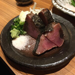 居酒家 くらと - カツオの藁焼き、一切れが分厚いです。