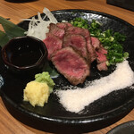 居酒家 くらと - 赤身肉の藁焼き、塩と薬味色々で