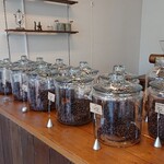 伊吹珈琲豆店 - 店舗入ってすぐに並ぶ珈琲豆