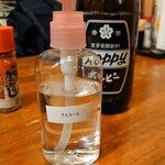 Hachi Hachi - テーブルのアルコール消毒液