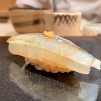 鮨 あらい - サヨリ　いよいよ旬のサヨリが出て来ました♪　
                    透き通る様な身の美しさとは裏腹に、腹黒い魚、上品で旨味があります。
                    上に葱と生姜をあしらっています♪