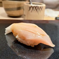 鮨 あらい - 三重の鰆の昆布締め　
                    クセがなく上品な脂がのった鰆は、軽く昆布で締め、旨味をまろやかに包み込まれてとっても美味♪