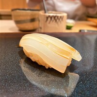 鮨 あらい - 出水のスミイカ　
                    包丁を入れより甘味を感じ易くしています。
                    ねっとりとして甘味があり良い味わいです♪