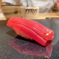 鮨 あらい - 大間のマグロ赤身　
                      さっぱりとした上品な脂、もっちりとした食感、あらいさんのシャリに合いますね♪