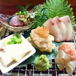 寿楽 - 刺身の盛り合わせ　　鮃、鯨、穴子など鮮度も味も最高です！