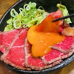 肉タレ屋 - 卵黄を潰す