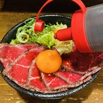 肉タレ屋 - わさび醤油を垂らす