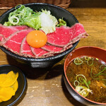 肉タレ屋 - ローストビーフ丼(小)でも
このボリューム
